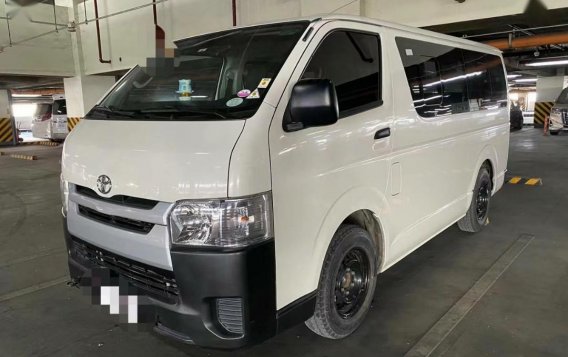  White 2018 Toyota Hiace -2