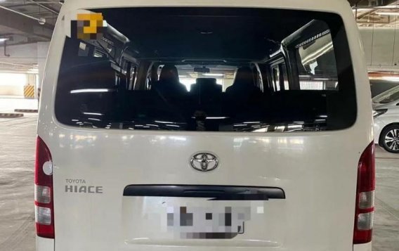  White 2018 Toyota Hiace -3