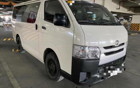  White 2018 Toyota Hiace -1
