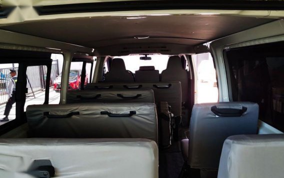 Selling White Toyota Hiace 2020 in Las Pinas-7