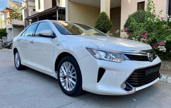 Pearl White Toyota Camry 2017-4