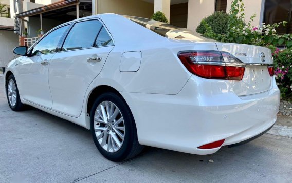 Pearl White Toyota Camry 2017-5