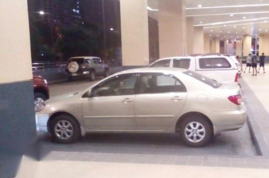 Selling Silver Toyota Corolla Altis 2004-1