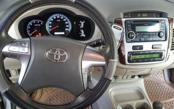 Brightsilver Toyota Innova 2014 for sale in Makati-2