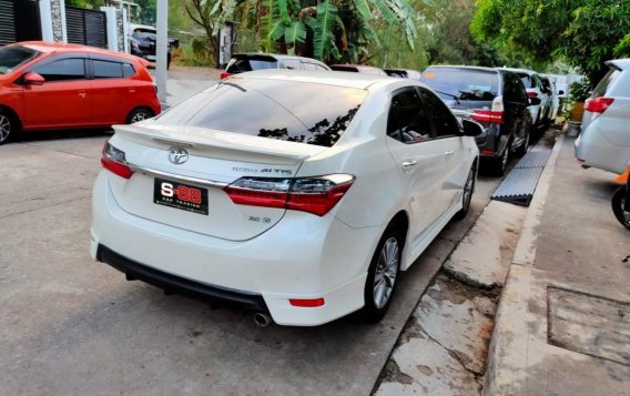White Toyota Altis 2018-2