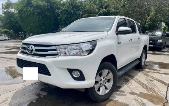 White Toyota Hilux 2018-2