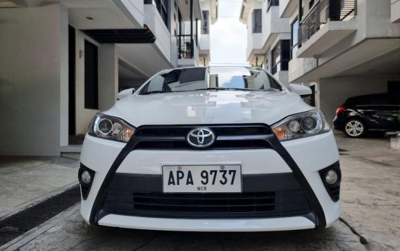 White Toyota Yaris 2015 