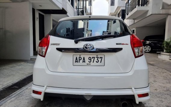 White Toyota Yaris 2015 -1