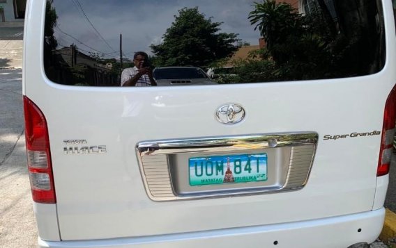Selling White Toyota Hiace Super Grandia 2013-2