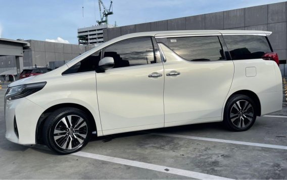 White Toyota Alphard 2019-2