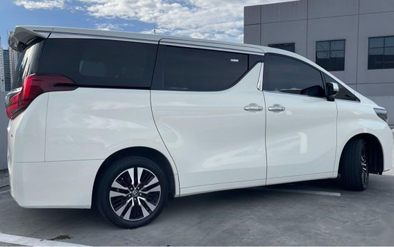 White Toyota Alphard 2019-1