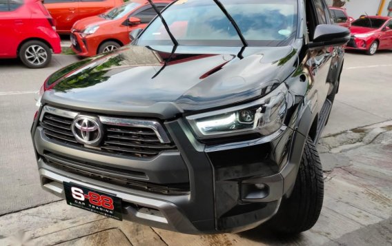 Selling Toyota Hilux 2021