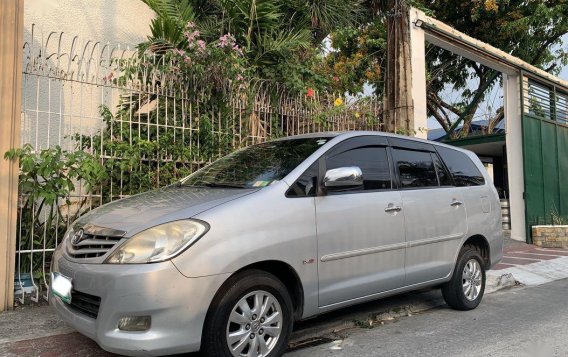 Silver Toyota Innova 2011 