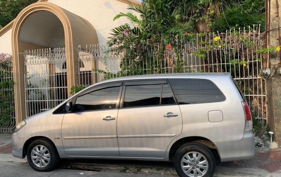 Silver Toyota Innova 2011 -1