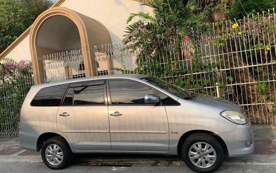 Silver Toyota Innova 2011 -4