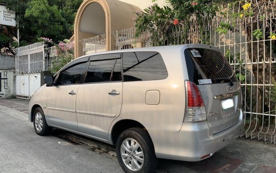 Silver Toyota Innova 2011 -2