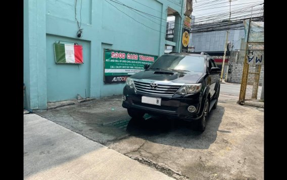 Selling Black Toyota Fortuner 2013 in Makati