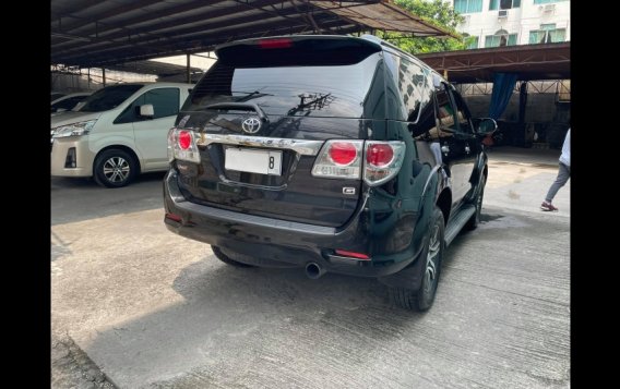 Selling Black Toyota Fortuner 2013 in Makati-7