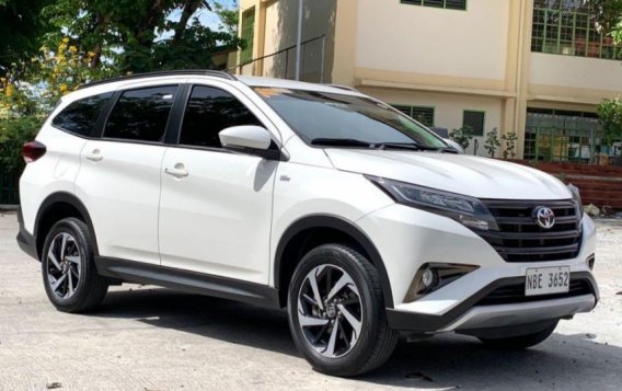 Selling White Toyota Rush 2020 in Makati
