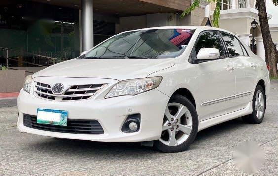 White Toyota Corolla Altis 2013 for sale in Makati-2