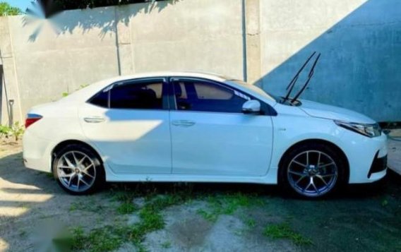 Sell Pearl White 2018 Toyota Corolla in Quezon City-5