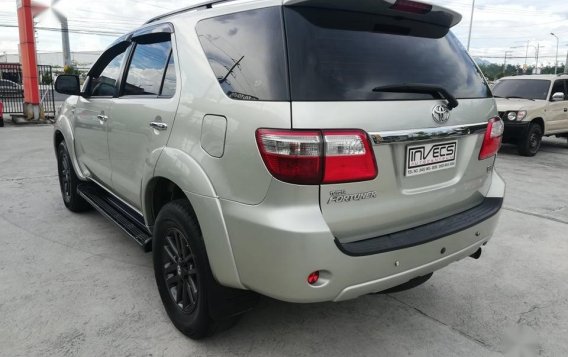 Selling Brightsilver Toyota Fortuner 2010 in San Fernando-3