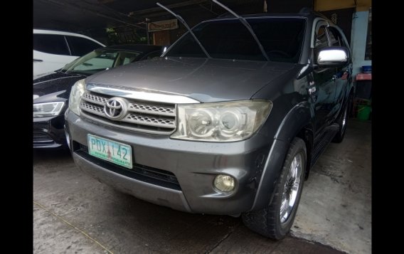 Selling Silver Toyota Fortuner 2011 in Cainta