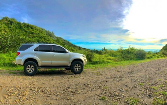 Selling Pearl White Toyota Fortuner 2005 in Samal-2