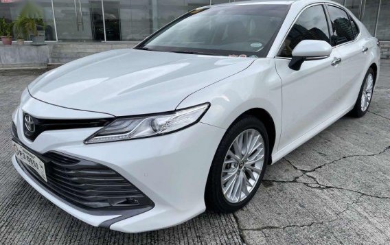 Pearl White Toyota Camry 2019 for sale in Pasig-6