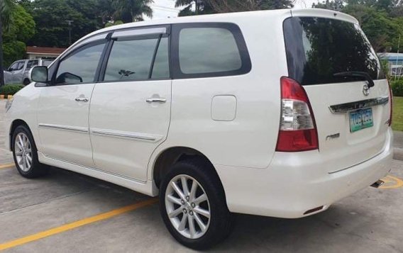 White Toyota Innova 2012 for sale in Pateros-2