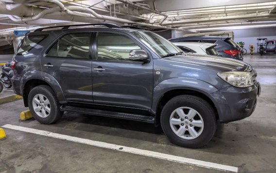 Selling Silver Toyota Fortuner 2011 in Parañaque-2