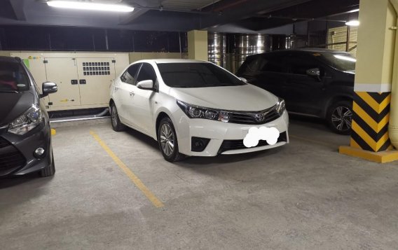 Selling Pearl White Toyota Corolla Altis 2015 in Makati-2