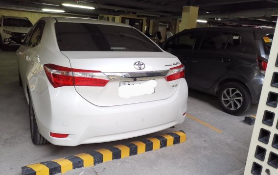 Selling Pearl White Toyota Corolla Altis 2015 in Makati-3
