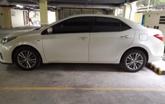 Selling Pearl White Toyota Corolla Altis 2015 in Makati-9