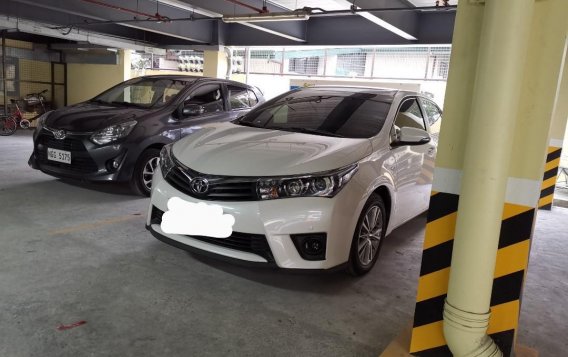 Selling Pearl White Toyota Corolla Altis 2015 in Makati-1