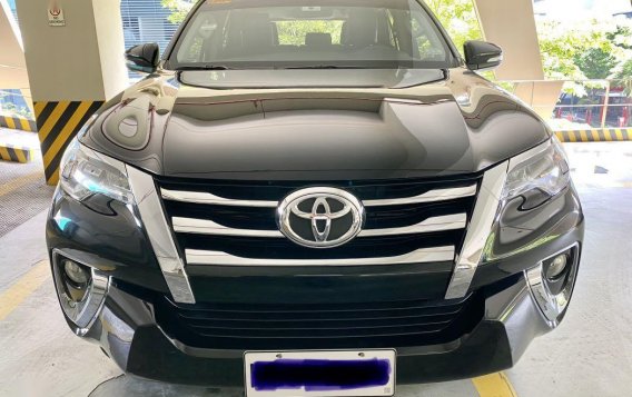 Selling Black Toyota Fortuner 2017 in Makati-2