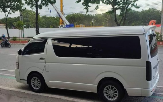 Selling White Toyota Hiace 2017 in Manila-7