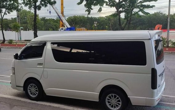 Selling White Toyota Hiace 2017 in Manila-6