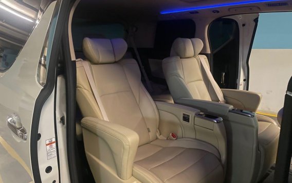 Selling White Toyota Alphard 2020 in Quezon City-8