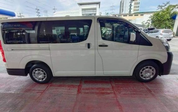 Selling White Toyota Hiace Commuter 2020 in Manila-3