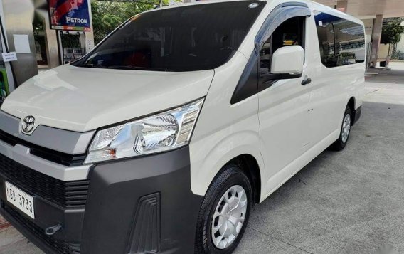 Selling White Toyota Hiace Commuter 2020 in Manila-1