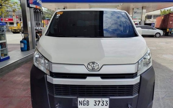 Selling White Toyota Hiace Commuter 2020 in Manila