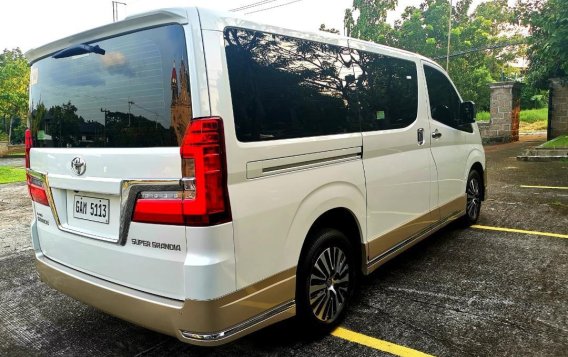 Selling Pearl White Toyota Hiace Super Grandia 2019 in Manila-3