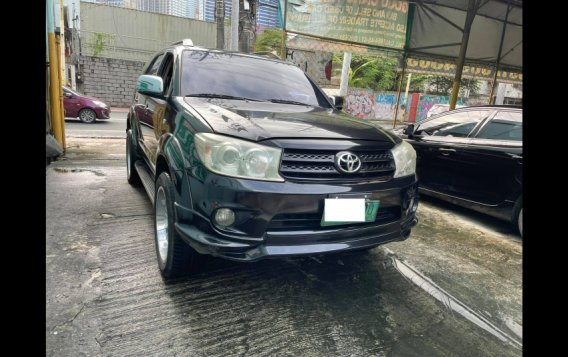 Selling Black Toyota Fortuner 2009 in Makati-5