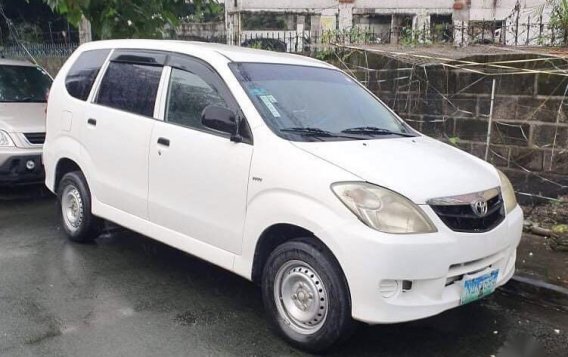 Selling White Toyota Avanza 2010 in Quezon-1
