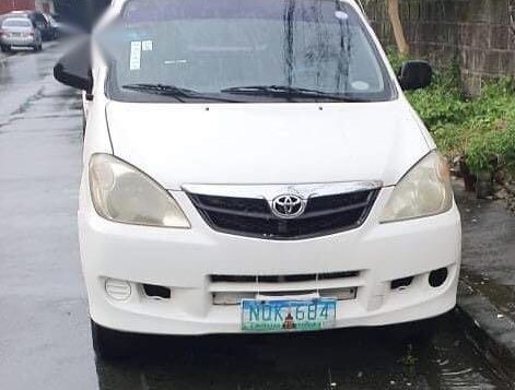 Selling White Toyota Avanza 2010 in Quezon