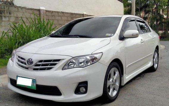 White Toyota Corolla Altis 2012 for sale in Las Pinas-4