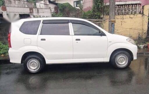 Selling White Toyota Avanza 2010 in Quezon-2