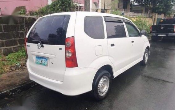 Selling White Toyota Avanza 2010 in Quezon-3