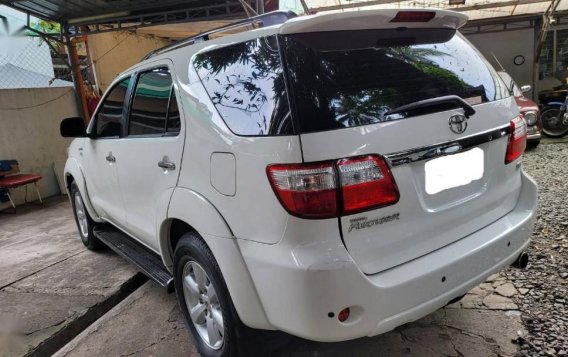 Selling White Toyota Fortuner 2009 in Manila-4